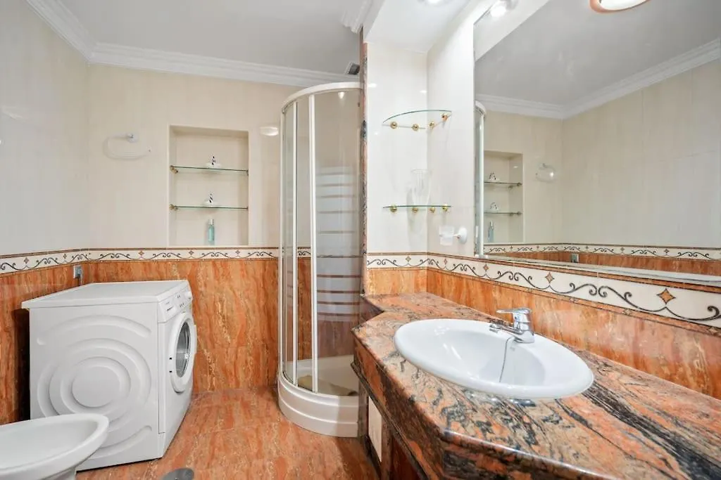 דירה מארבלה Unique 2 Bedroom Apart In Golden Mile✺ Pool ✺ Parking